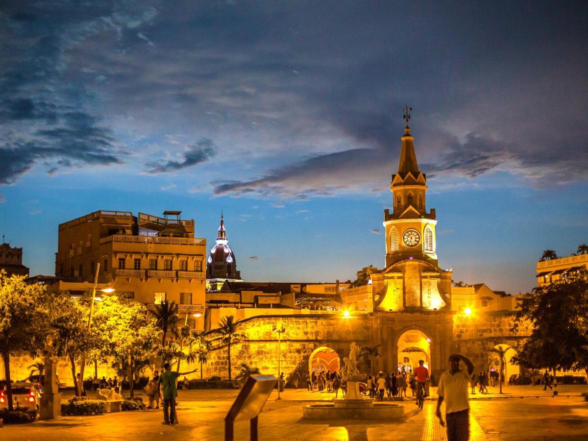 Hotel Capilla Del Mar Cartagena  Exterior foto The Clock Tower at night