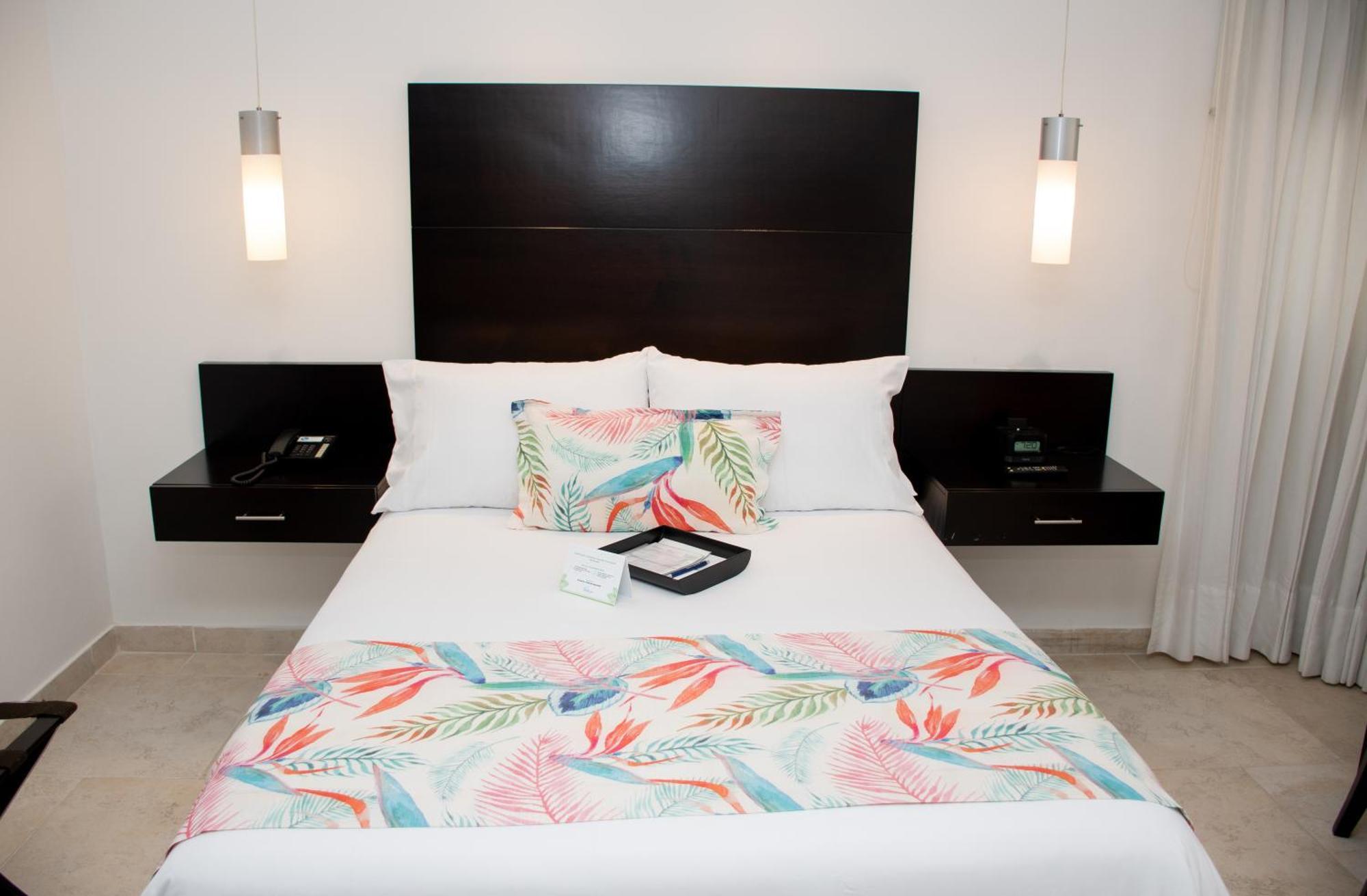 Hotel Capilla Del Mar Cartagena  Exterior foto A bed with a bed runner
